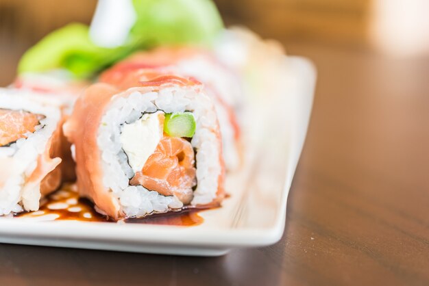 Rollo de sushi de salmón