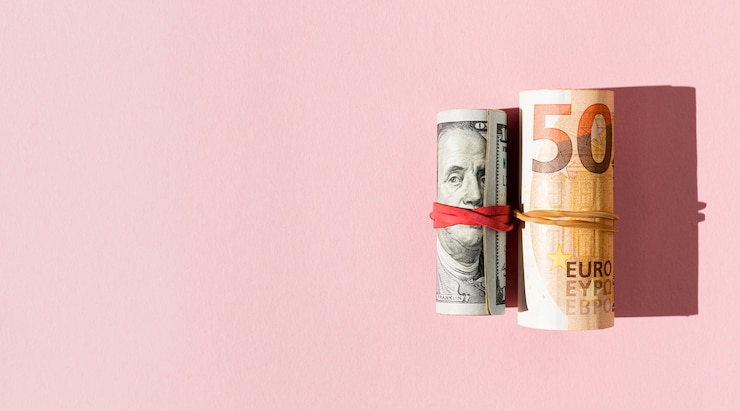 Foto gratuito rollos de billetes copia espacio