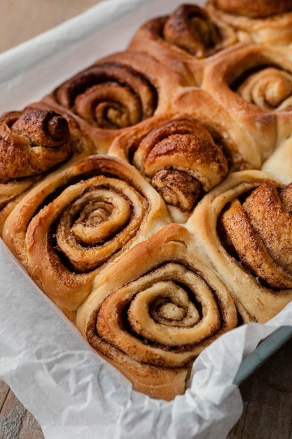 Rollos de canela en ángulo alto en bandeja