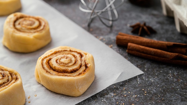 Foto gratuita rollos de canela en ángulo alto