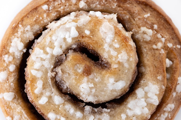 Rollos de canela bollos Kanelbulle postre sueco aislado sobre fondo blanco.