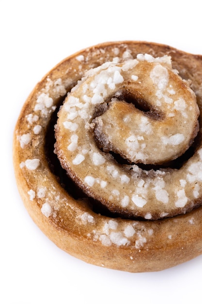 Rollos de canela bollos Kanelbulle postre sueco aislado sobre fondo blanco.