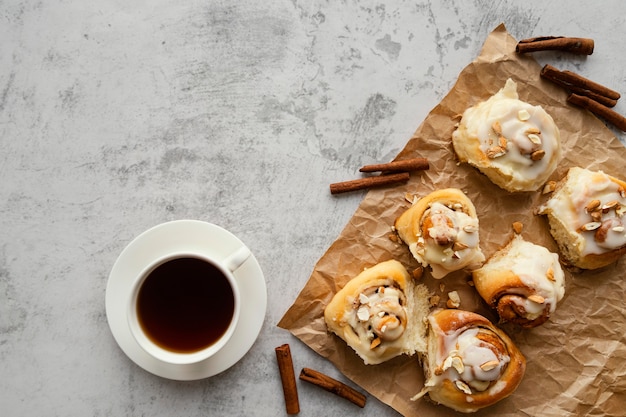 Foto gratuita rollos de canela y café laicos planos