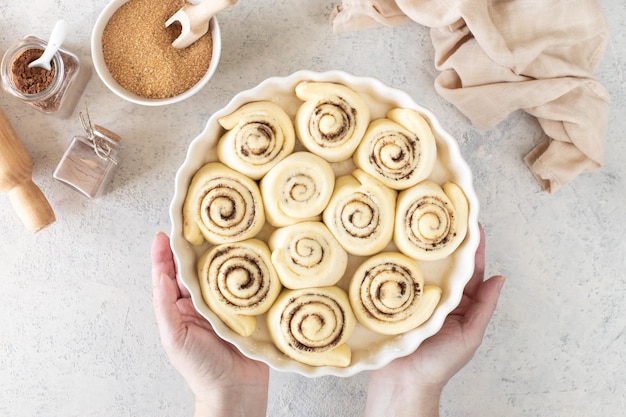 Foto gratuita rollos de canela tradicionales preparación de masa rollos dulces caseros