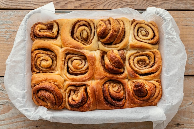 Rollos de canela vista superior en bandeja