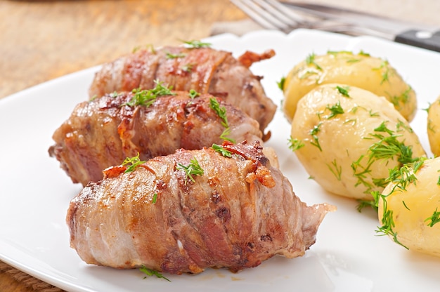 Foto gratuita rollos de carne a la parrilla envueltos en tiras de tocino