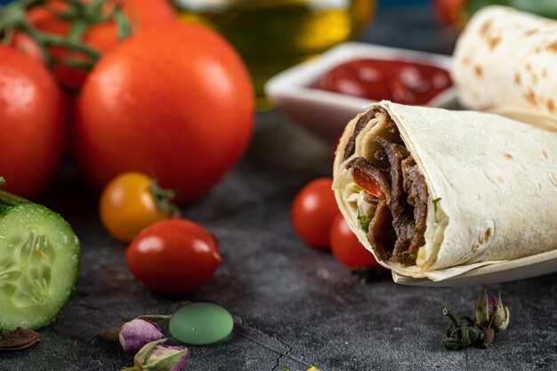 Rollos de carne shaurma en lavash con coloridos tomates cherry