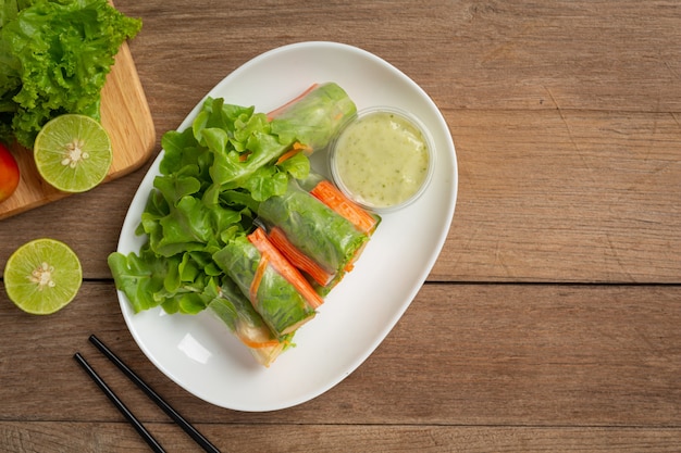 Rollos de ensalada de verduras frescas de palo de cangrejo de imitación