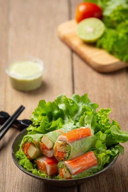 Rollos de ensalada de verduras frescas de palo de cangrejo de imitación