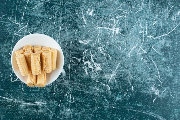 Rollos de gofres deliciosos en un tazón blanco.