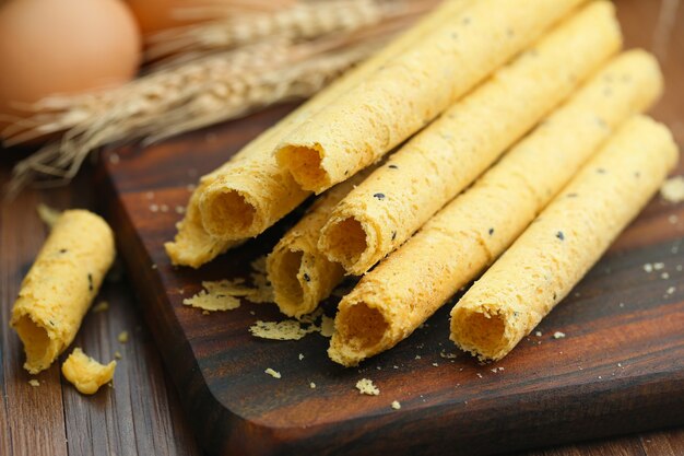 Rollos de huevo en tabla de madera