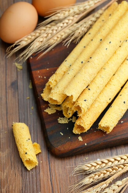 Rollos de huevo en tabla de madera