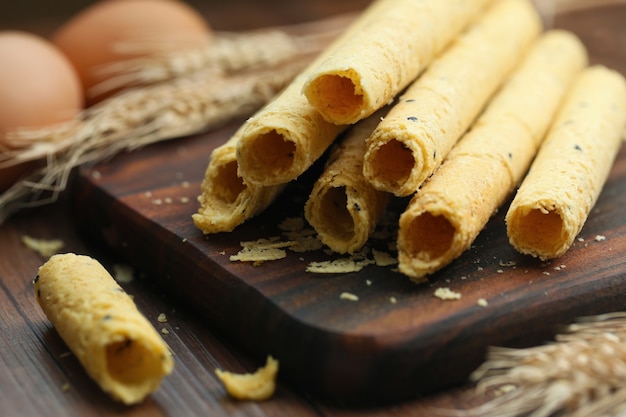 Rollos de huevo en tabla de madera