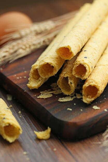 Rollos de huevo en tabla de madera