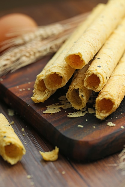 Rollos de huevo en tabla de madera