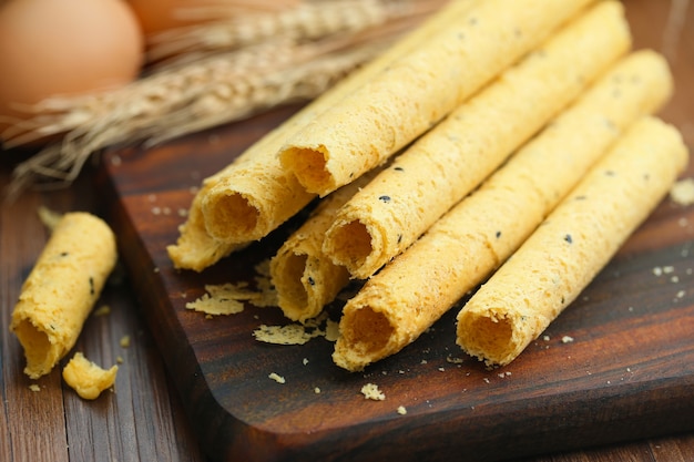 Rollos de huevo en tabla de madera