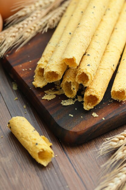 Rollos de huevo en tabla de madera