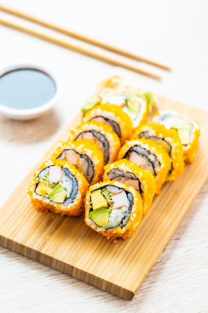 Rollos de maki de california sushi