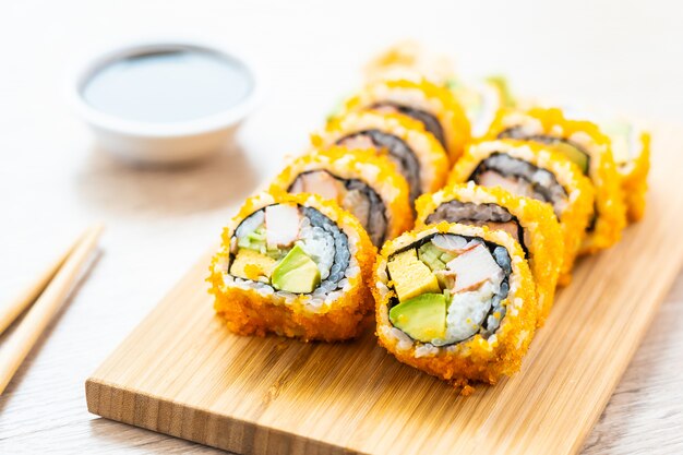 Rollos de maki de california sushi