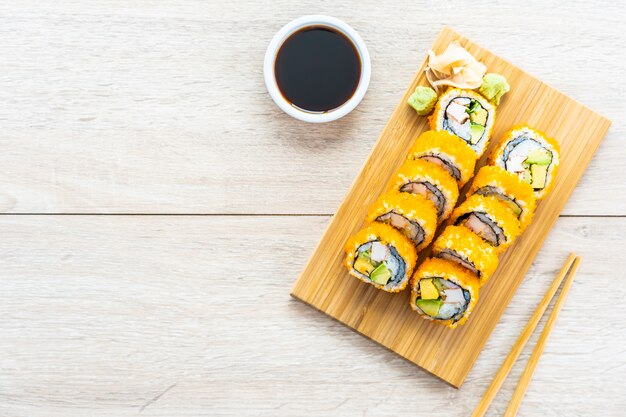 Rollos de maki de california sushi