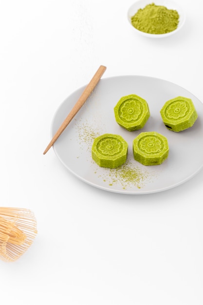 Foto gratuita rollos de matcha de primer plano en un plato