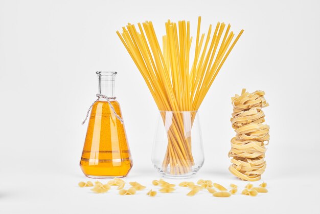 Foto gratuita rollos de pasta con una botella de aceite.