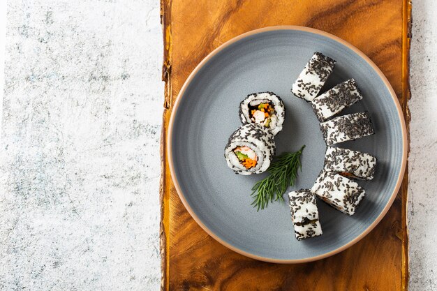 Rollos planos de sushi maki con semillas de sésamo