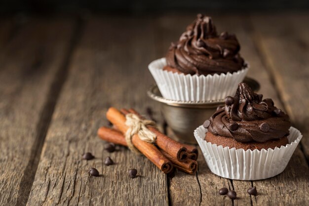 Rollos de postre hermosos y deliciosos de canela