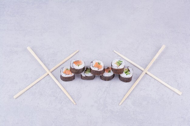 Foto gratuita rollos de sake maki aislar en gris.