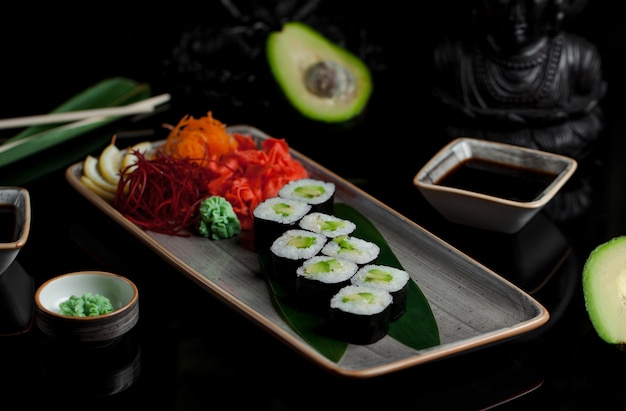 Foto gratuita rollos de sushi con aguacate y jengibre
