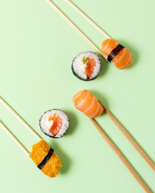 Rollos de sushi asiático en mesa