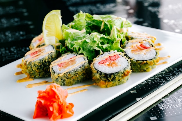 Rollos de sushi calientes con salmón y jengibre con mayonesa picante