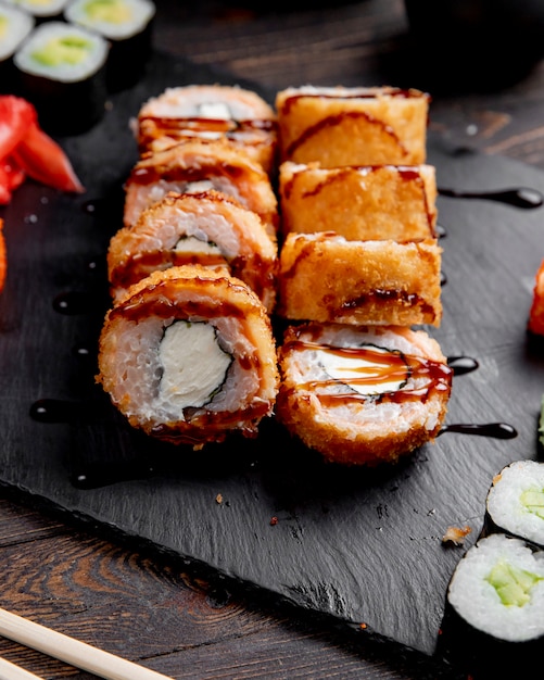 Rollos de sushi calientes con salsa y jengibre