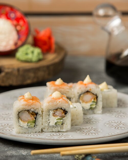 Rollos de sushi de camarones con camarones y pepino