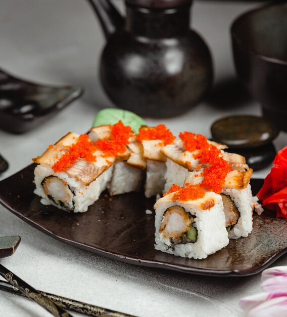 Rollos de sushi con caviar rojo.