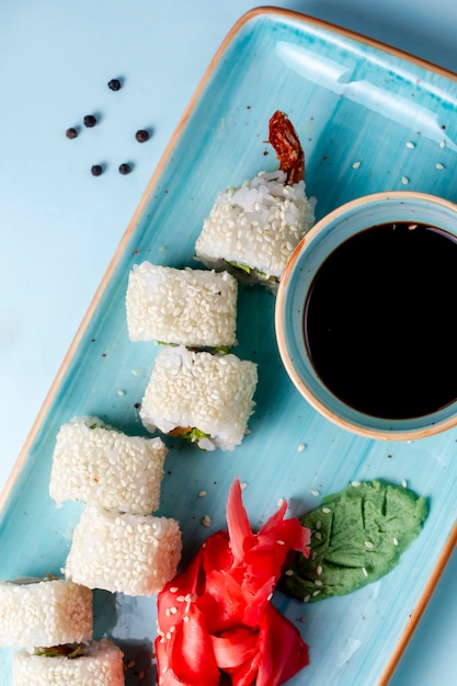 Rollos de sushi cubiertos con sésamo
