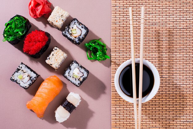 Rollos de sushi para el día de sushi con salsa de soja y palillos