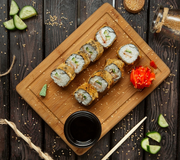 rollos de sushi fritos con camarones y pepino servidos con wasabi y jengibre