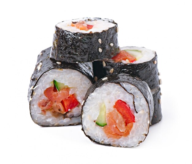 Rollos de sushi japonés fresco tradicional