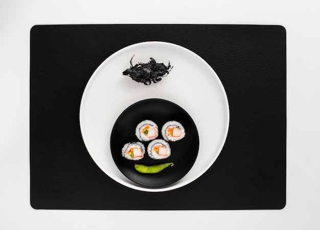 Rollos de sushi maki laicos planos con frijol edamame