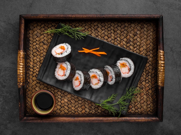 Foto gratuita rollos de sushi maki en pizarra negra