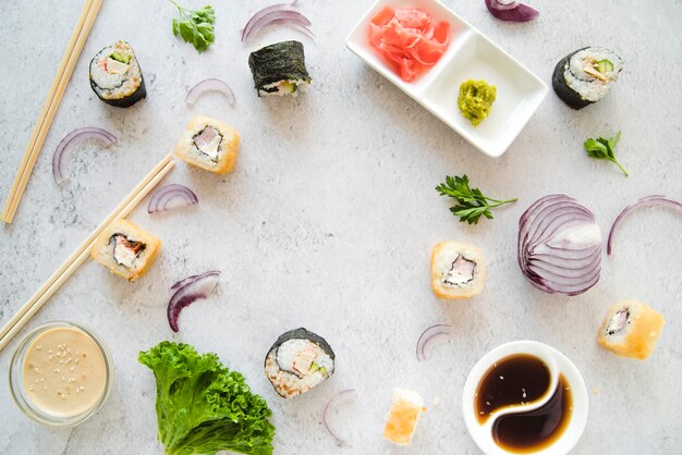 Rollos de sushi con marco de verduras