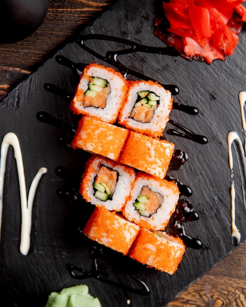 Rollos de sushi con pepino servidos con wasabi y jengibre