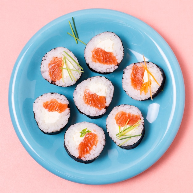 Rollos de sushi de pescado crudo fresco
