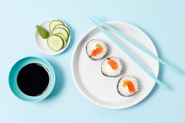 Rollos de sushi de pescado crudo con salsa de soja