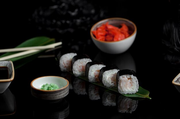 Rollos de sushi de queso crema con jengibre en una hoja