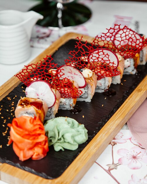 Rollos de sushi con rodajas de rábano