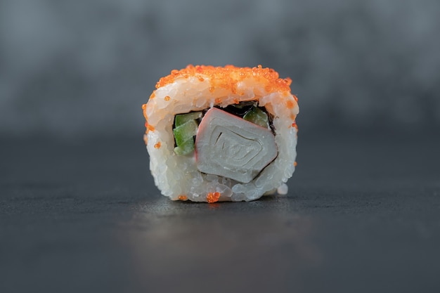 Rollos de sushi de salmón aislados en el cuadro negro.