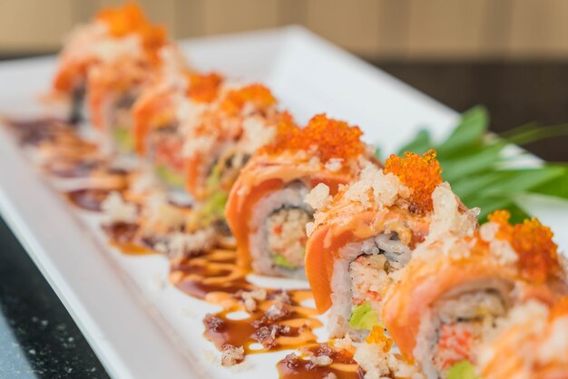 Rollos de sushi de salmón