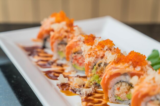 Rollos de sushi de salmón